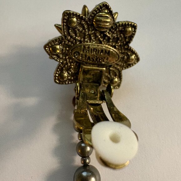 Signed Miriam Haskell gold metal, grey pearl & amethyst floral drop earrings NWT - Picture 5 of 7